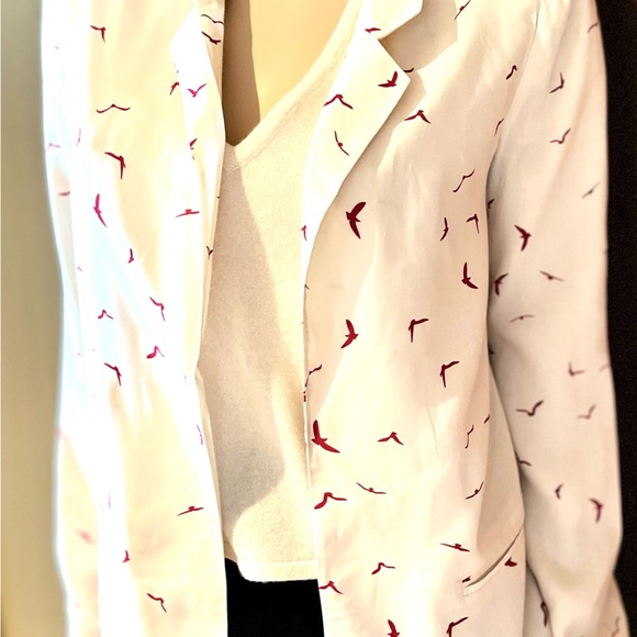 PJK cream open blazer with tiny red abstract birds. Rayon but feels like silk. - Picture 4 of 10